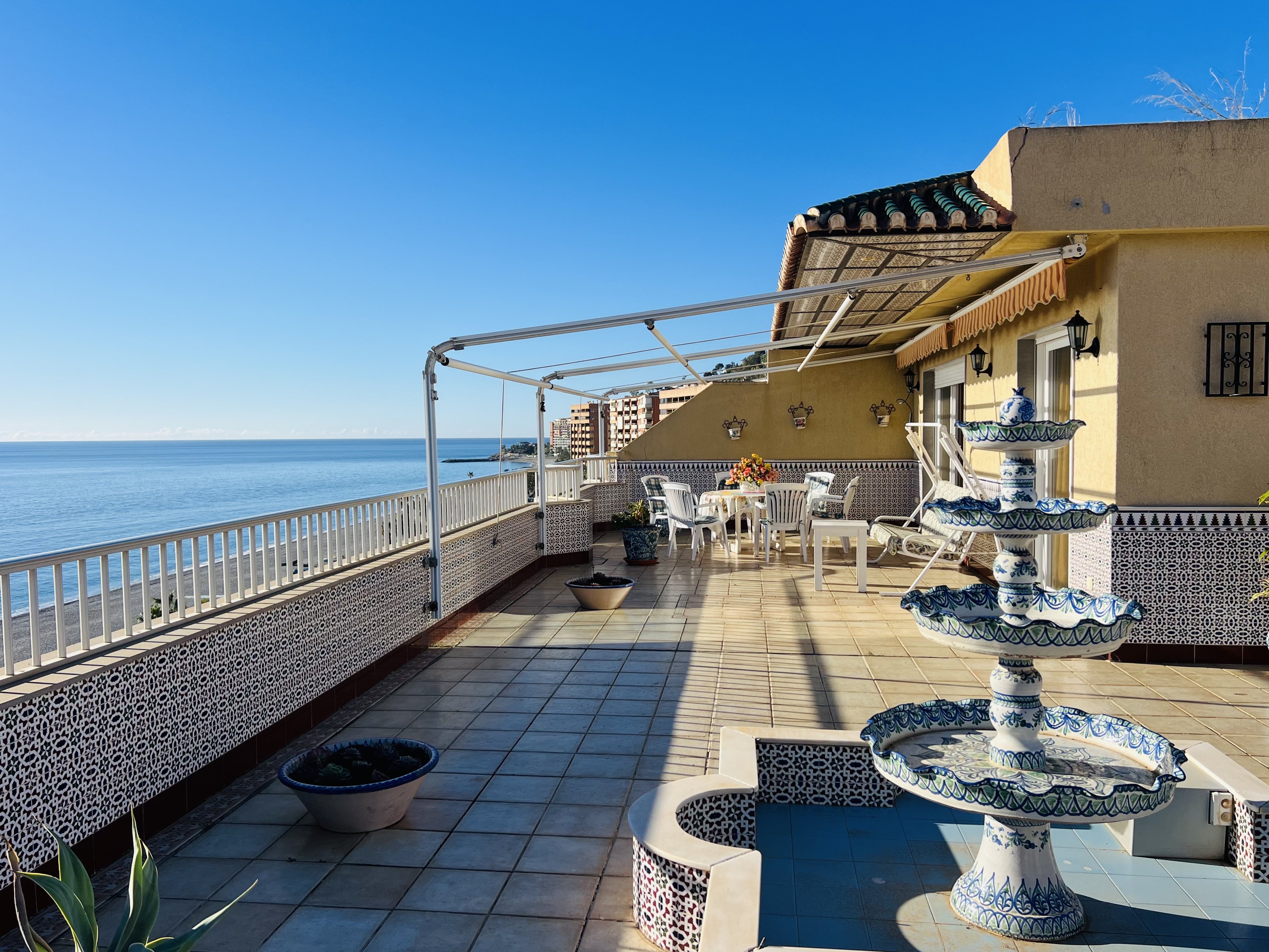 ATICO EN VENTA CON ESPECTACULAR TERRAZA CON VISTAS AL MAR. 