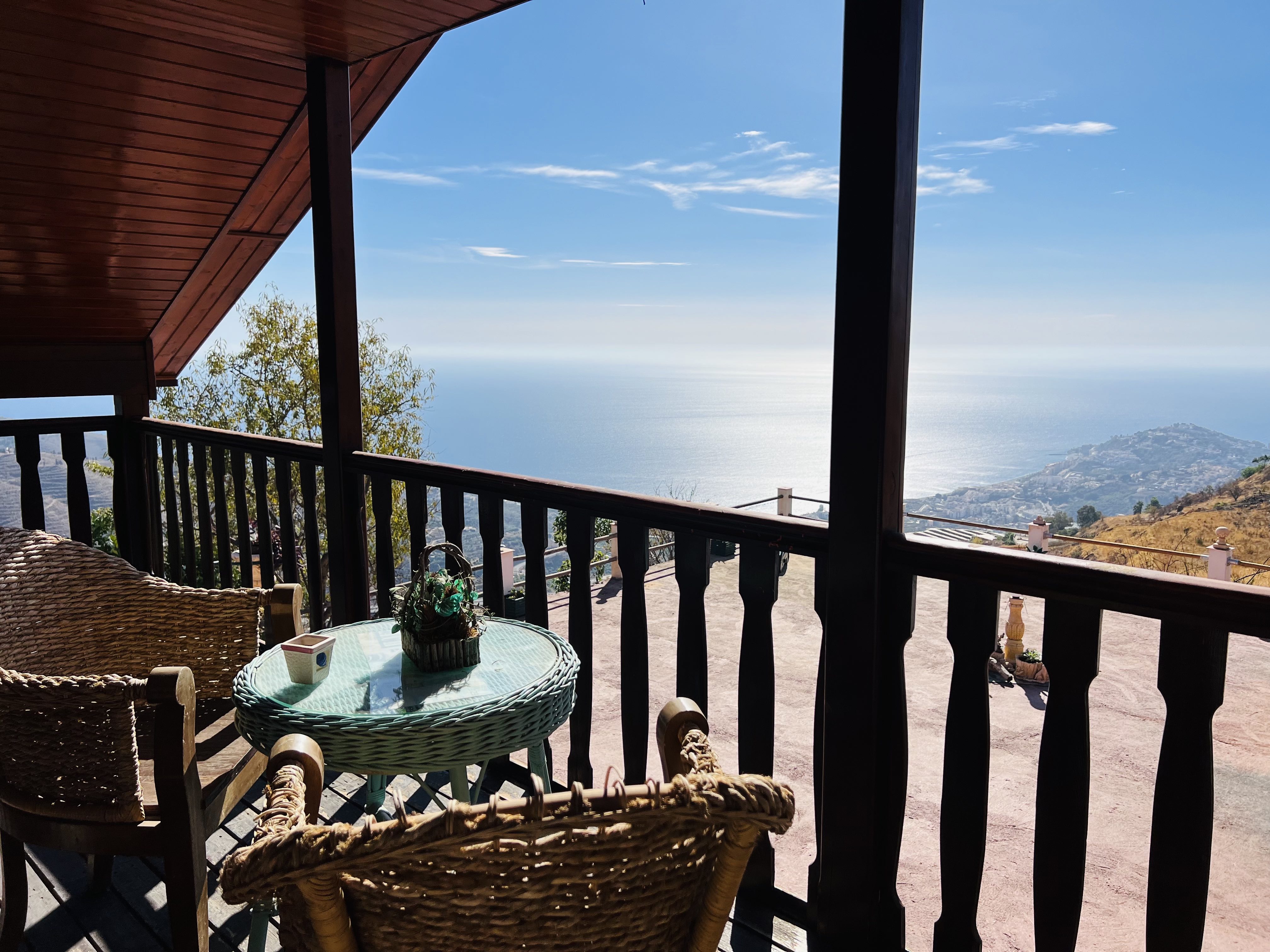 CASA DE MADERA CON PARCELA DE TIERRA EN� LOMA DEL GATO�