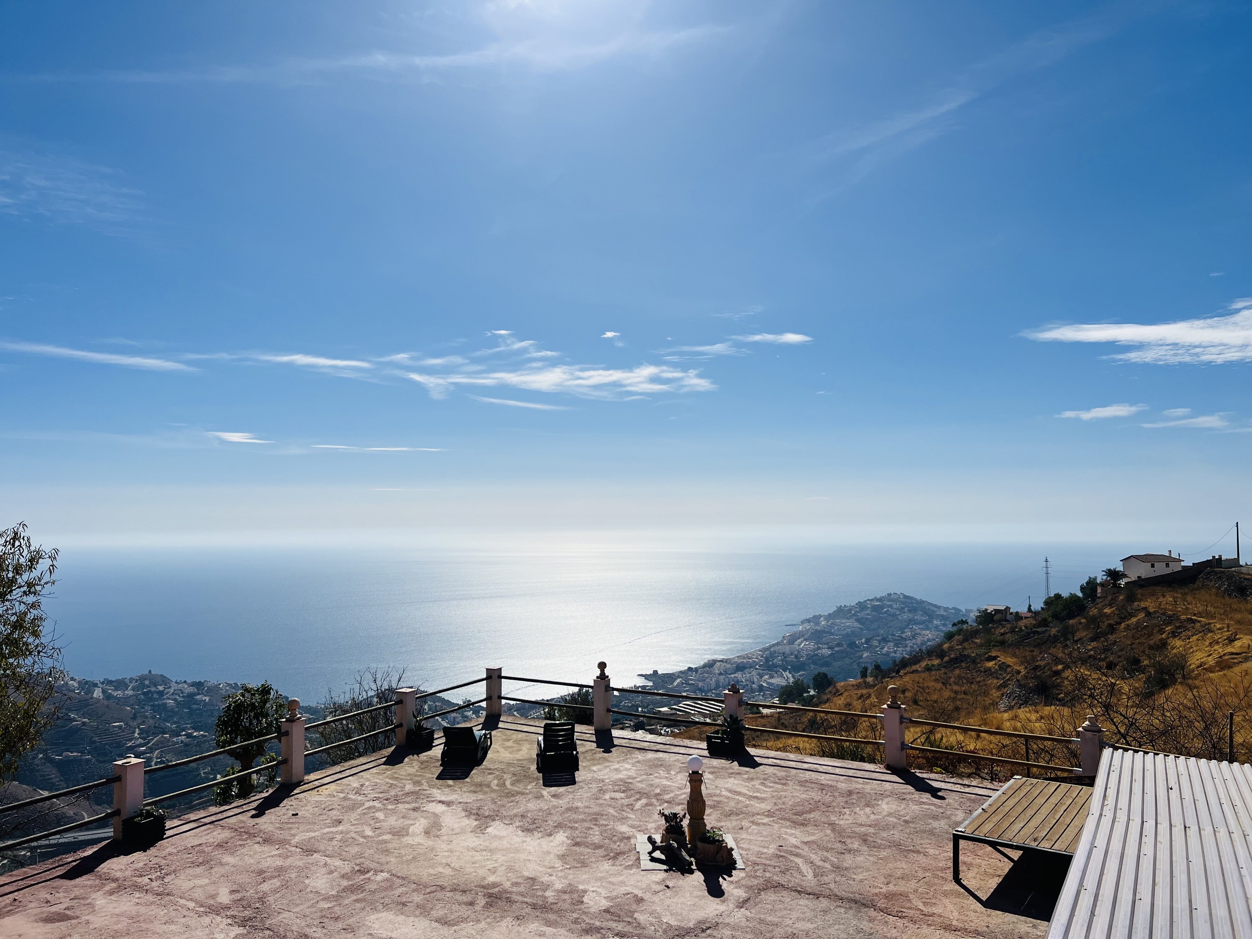 CASA DE MADERA CON PARCELA DE TIERRA EN� LOMA DEL GATO�