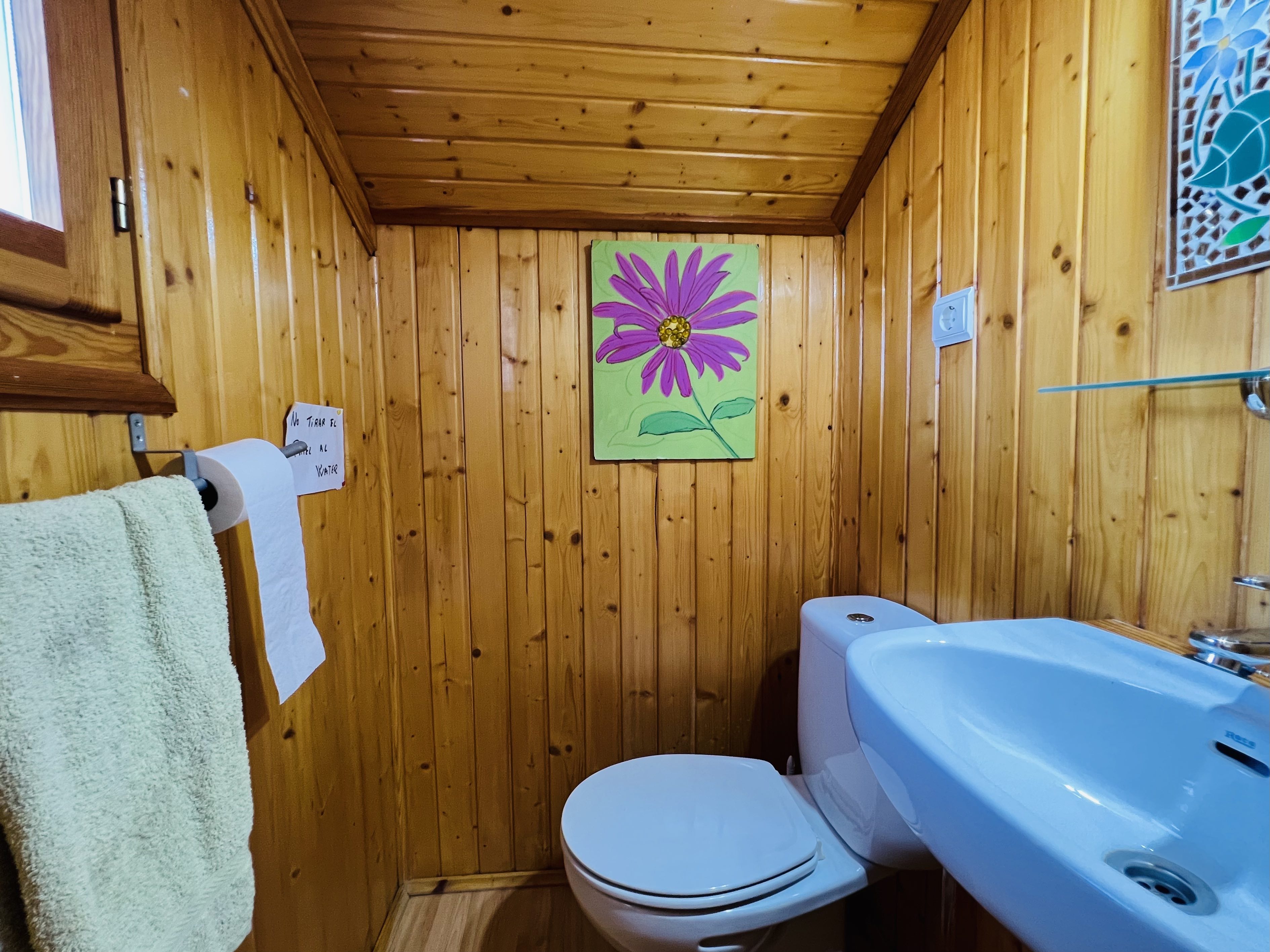 CASA DE MADERA CON PARCELA DE TIERRA EN� LOMA DEL GATO�