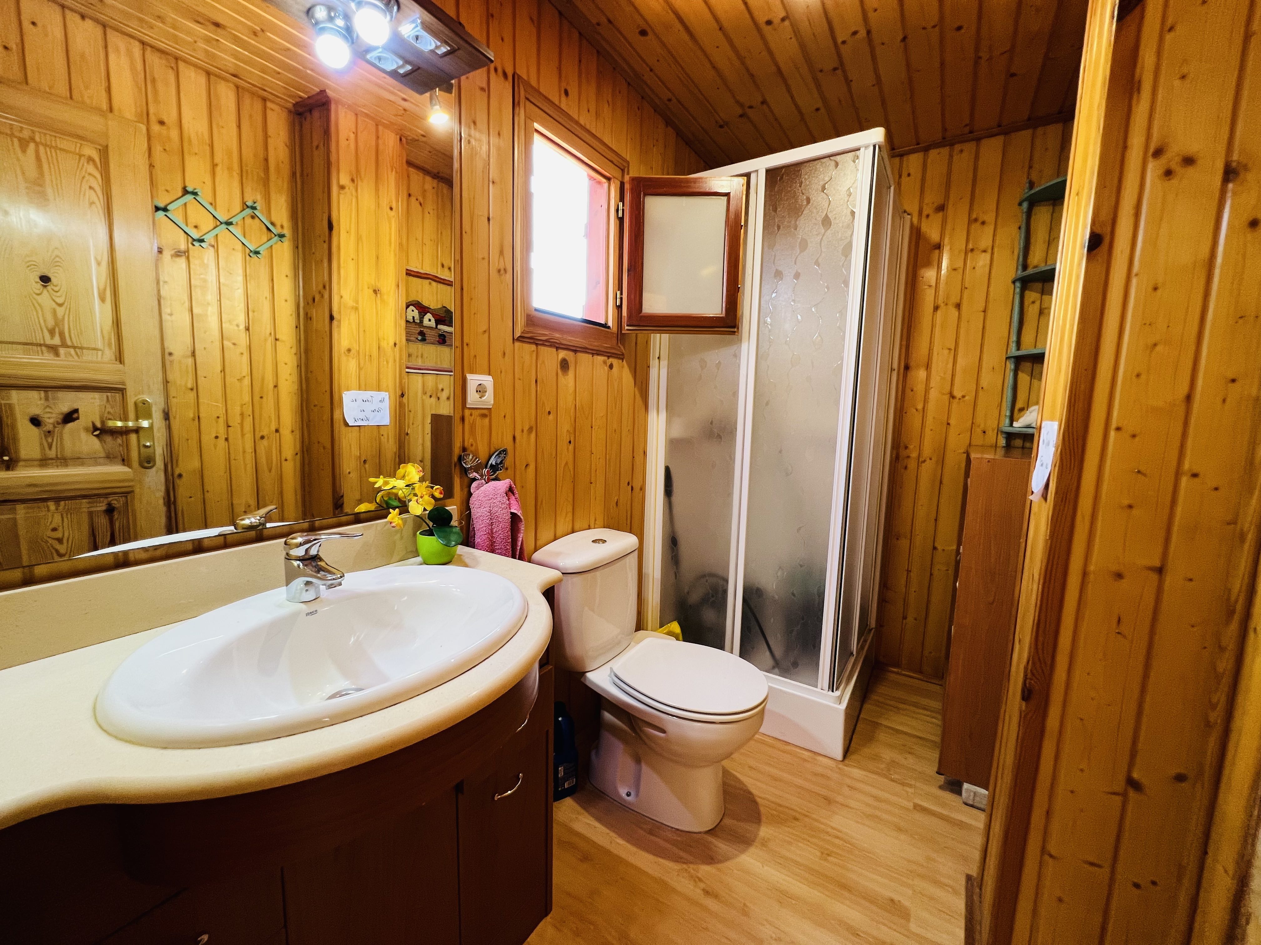 CASA DE MADERA CON PARCELA DE TIERRA EN� LOMA DEL GATO�