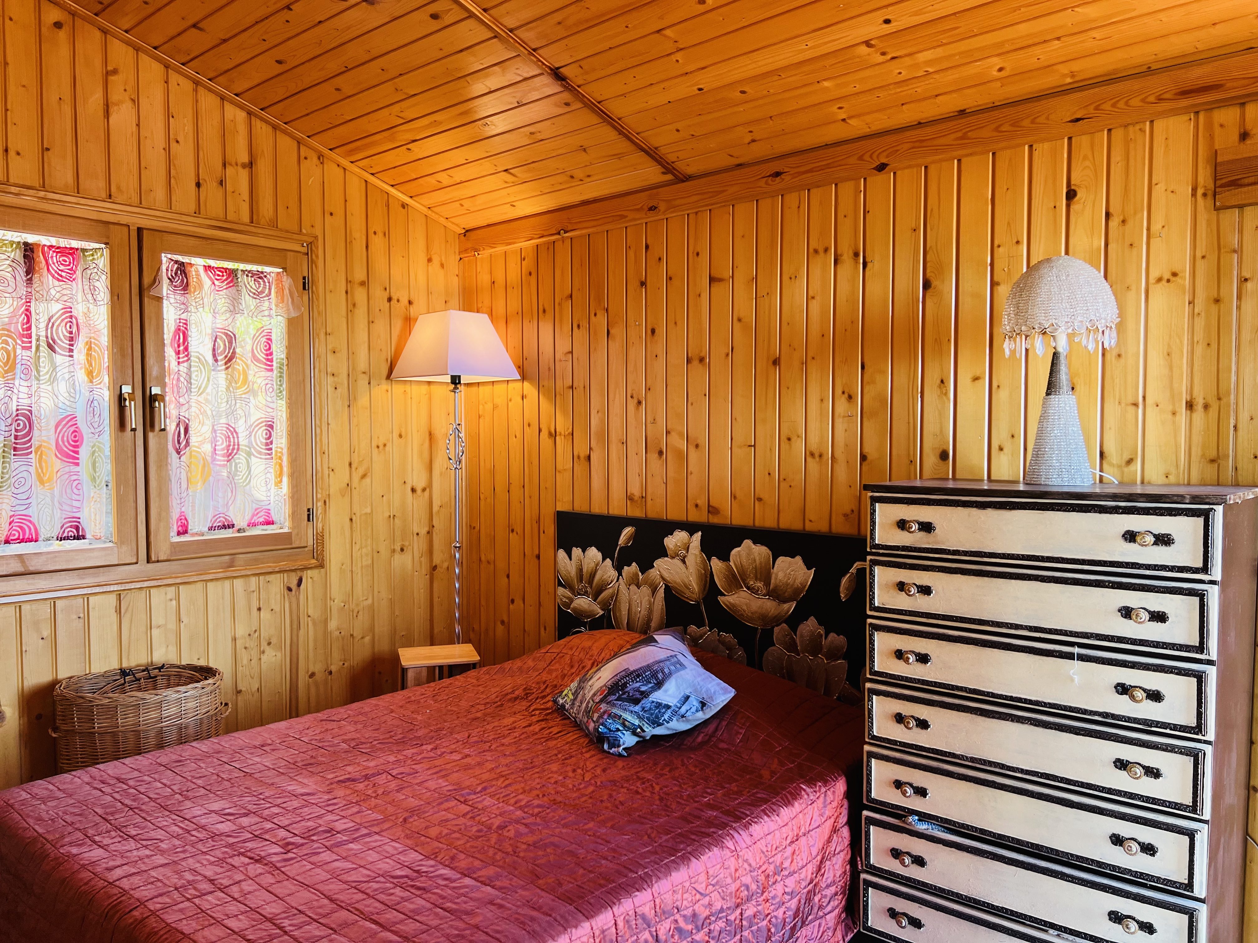 CASA DE MADERA CON PARCELA DE TIERRA EN� LOMA DEL GATO�