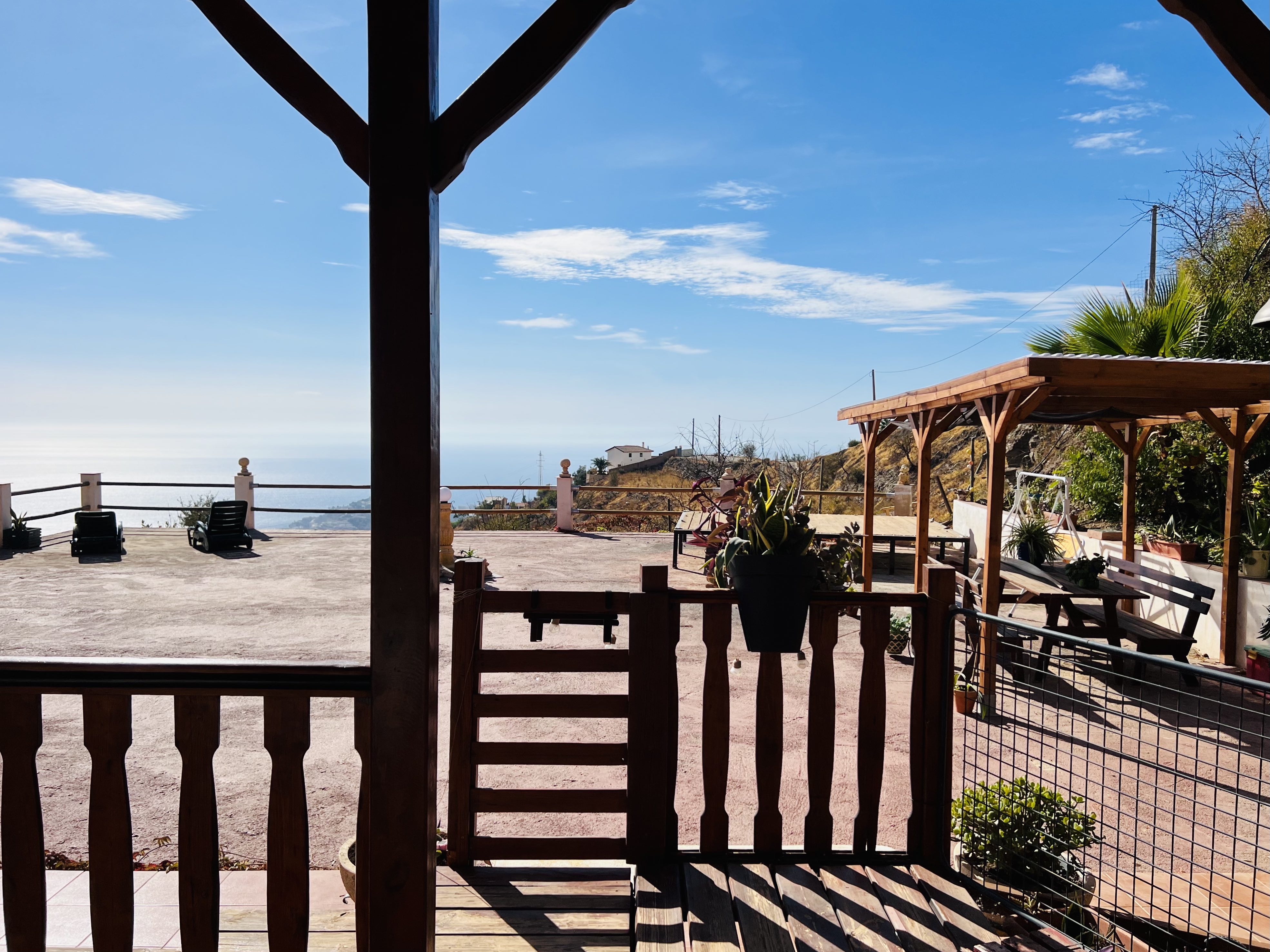 CASA DE MADERA CON PARCELA DE TIERRA EN� LOMA DEL GATO�