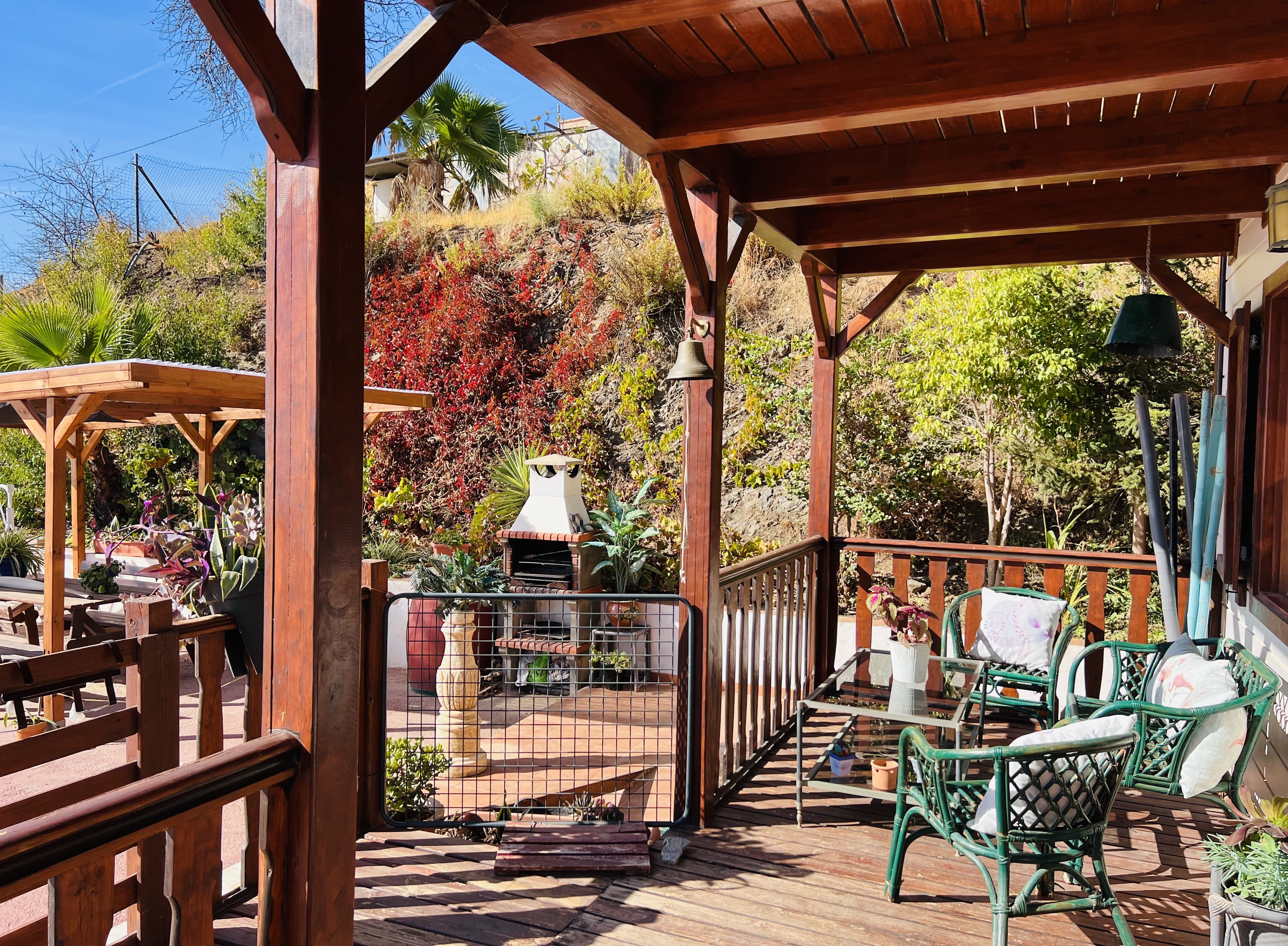 CASA DE MADERA CON PARCELA DE TIERRA EN� LOMA DEL GATO�