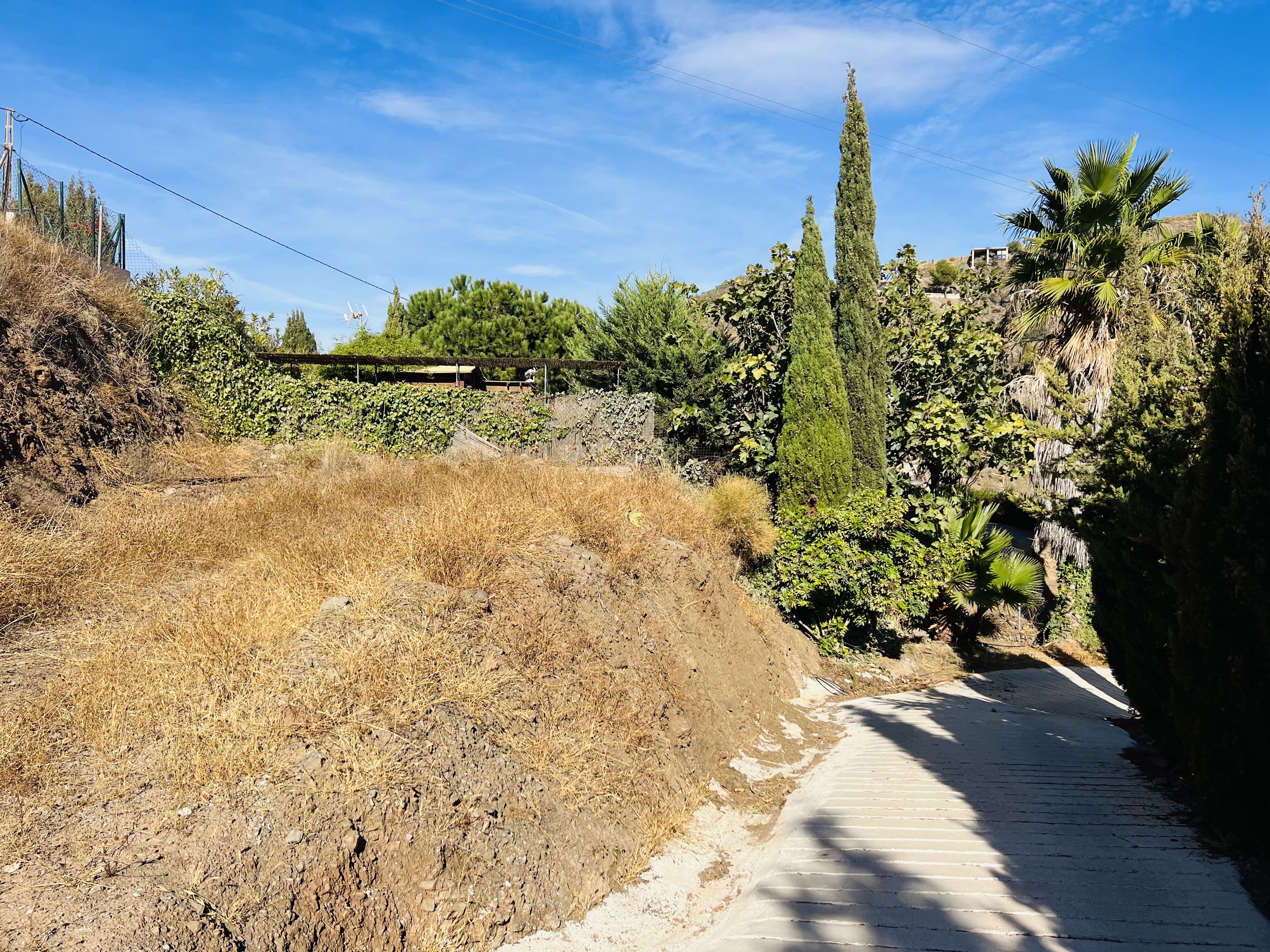 CASA DE MADERA CON PARCELA DE TIERRA EN� LOMA DEL GATO�