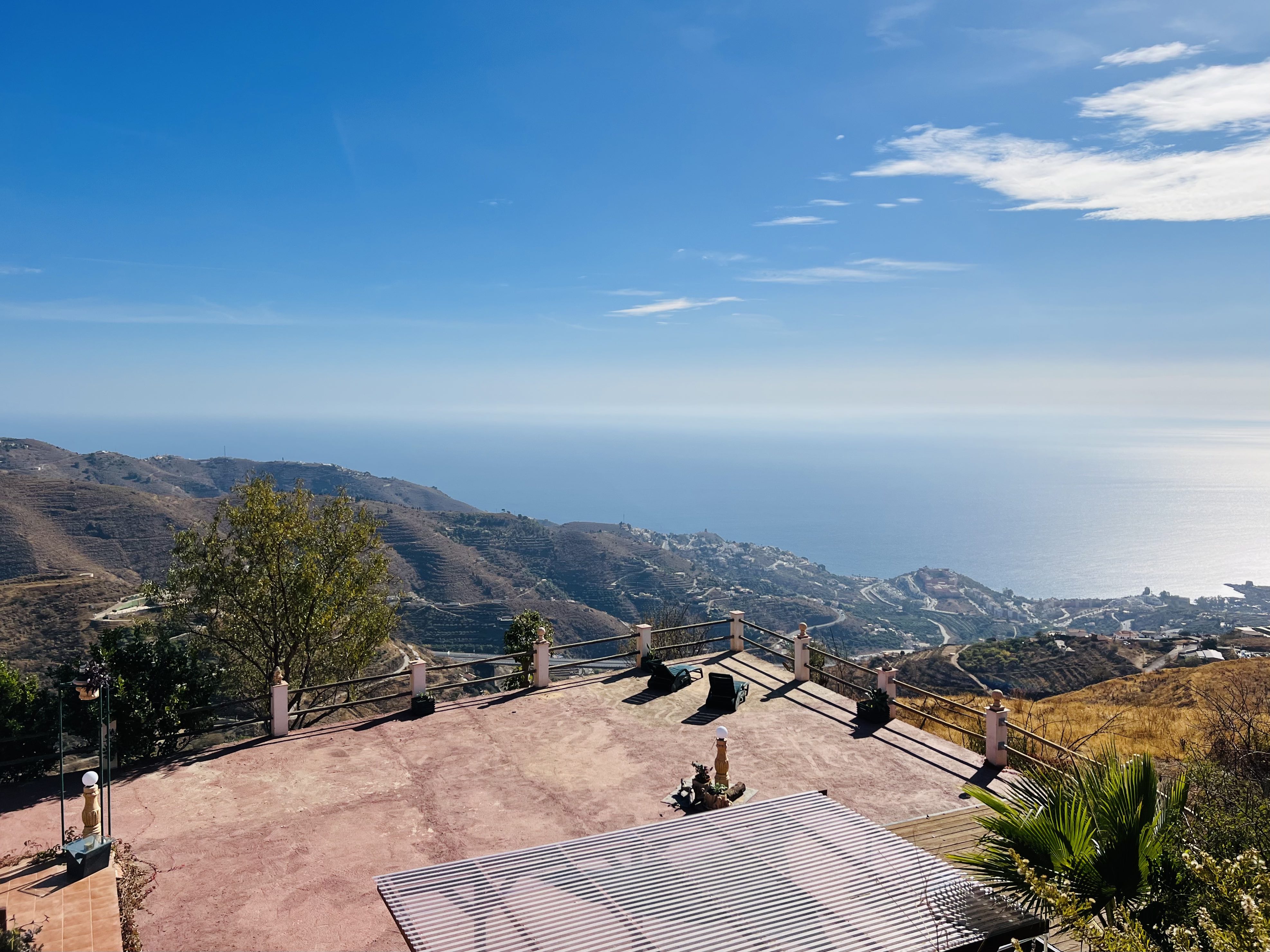 CASA DE MADERA CON PARCELA DE TIERRA EN� LOMA DEL GATO�